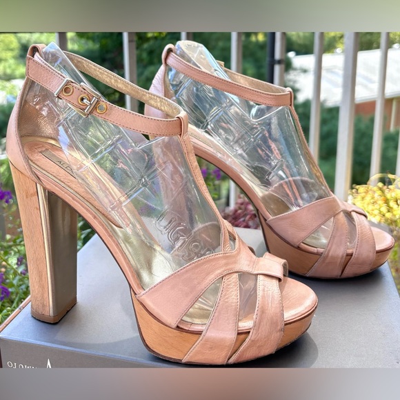 Leather T-Strap Open Toe Stiletto
Size 10
Color: Sand
Great Condition - Picture 5 of 8